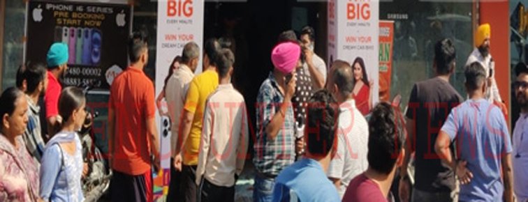 Jalandhar के पड़ोसी जिले में Mobile Showroom के बाहर चली गोलियां