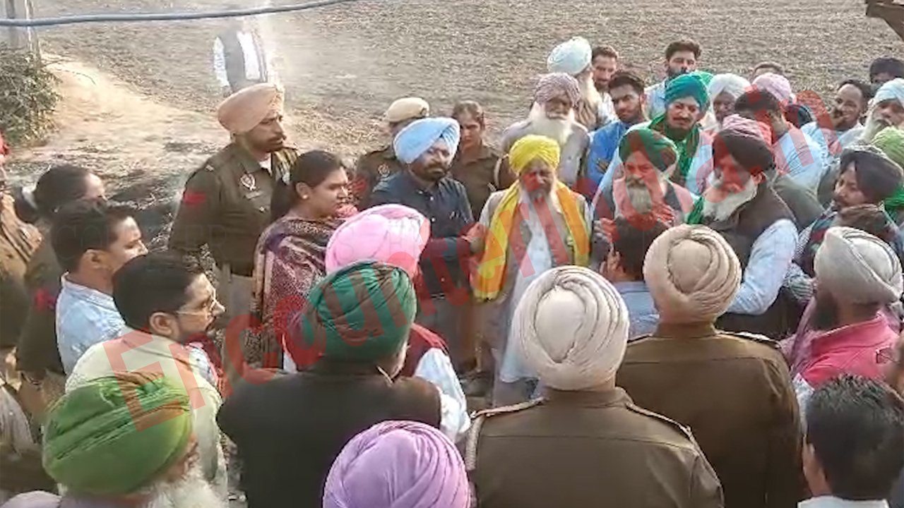 Punjab News: पराली में लगी आग बुझाने को लेकर किसानों और नोडल अधिकारी में हुई नोकझोक, देखें वीडियो Punjab News: पराली में लगी आग बुझाने को लेकर किसानों और नोडल अधिकारी में हुई नोकझोक, देखें वीडियो