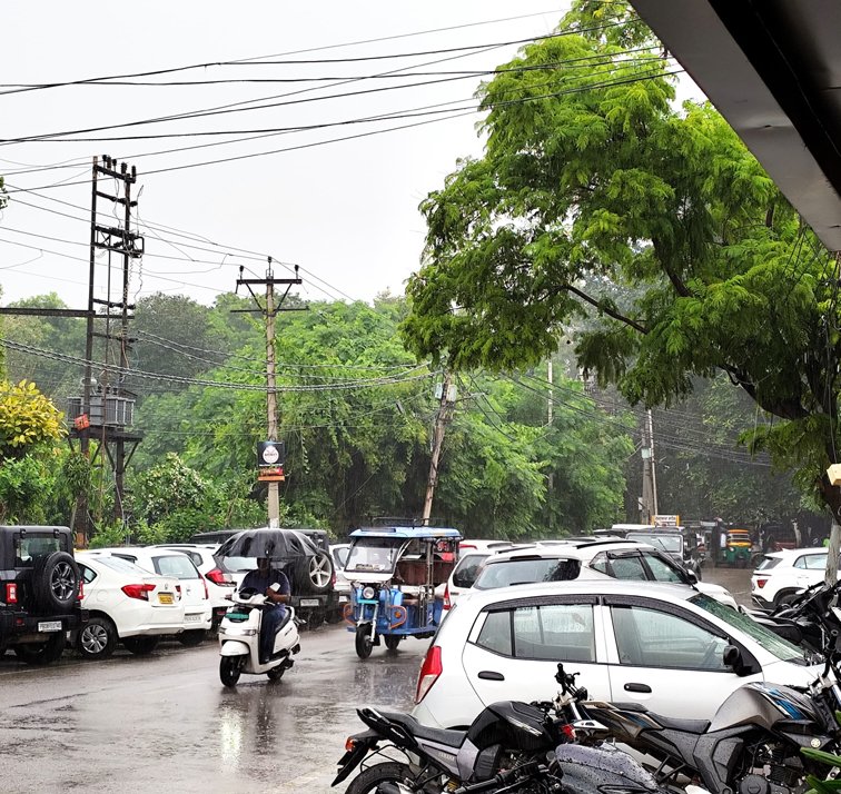 Jalandhar Weather News: मौसम ने ली करवट, बूंदाबांदी से लोगों को मिली गर्मी से राहत