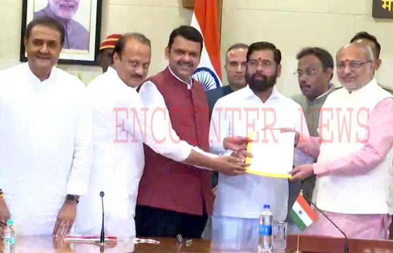 एक साथ राजभवन पहुंचे Fadnavis, Eknath Shinde और Ajit Pawar, किया सरकार बनाने का दावा