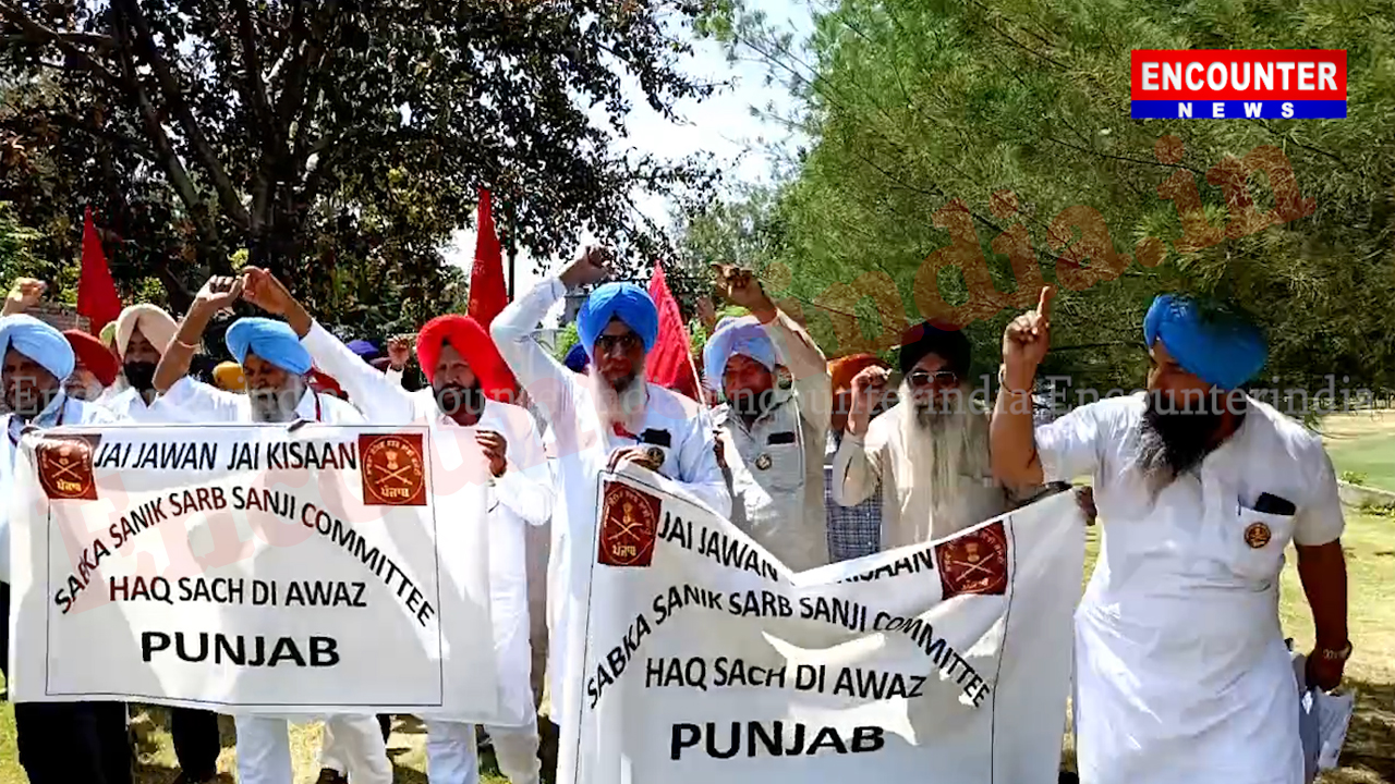 Punjab News: आतंकी हमले को लेकर पूर्व सैनिकों ने पाकिस्तान के खिलाफ की नारेबाजी, देखें वीडियो Punjab News: आतंकी हमले को लेकर पूर्व सैनिकों ने पाकिस्तान के खिलाफ की नारेबाजी, देखें वीडियो