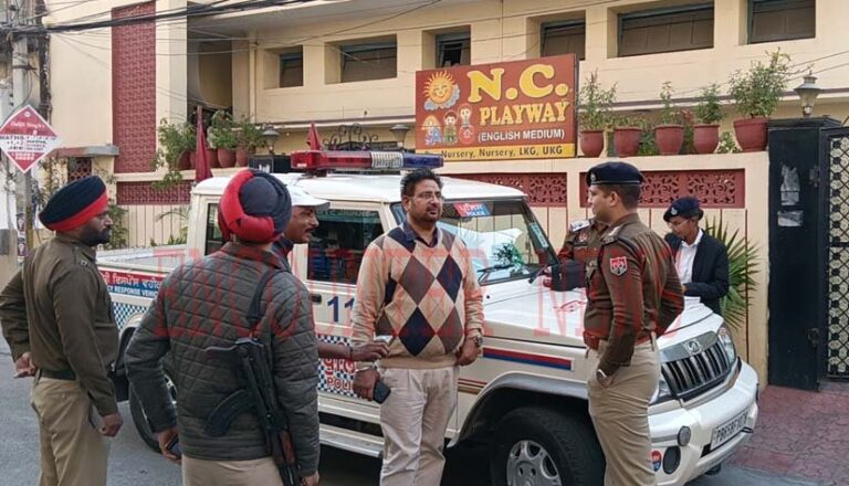 Jalandhar News: School के बाहर नाका लगाकर पुलिस ने काटे चालान, ACP का आया बयान, देखें वीडियो