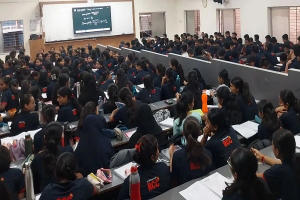 NEET री-एग्जाम से पहले पेपर लीक का दावा, वीडियो कॉल पर दिखाया प्रश्न पत्र