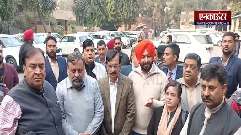 Punjab News: पूर्व BJP पार्षद पर मामला दर्ज होने के मामले में गिरफ्तारी देने पहुंचे रवनीत बिट्टू सहित कई नेता, देखें वीडियो