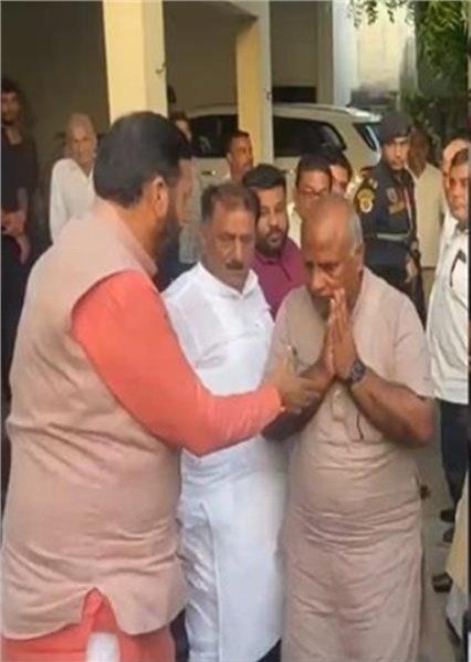 पूर्व राज्य मंत्री की नाराजगी हुई जगजाहिर, CM से नहीं मिलाया हाथ