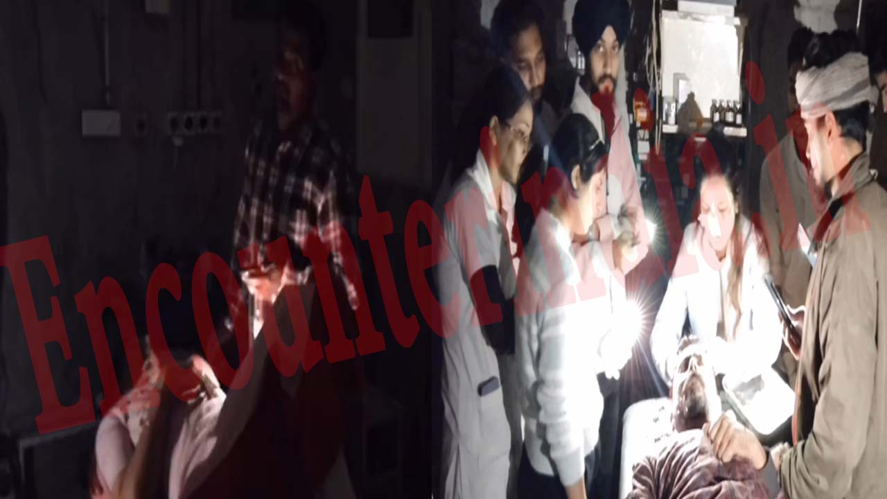 Punjab News: Civil Hospital में बिजली गुल, Mobile की टॉर्च जला व्यक्ति का किया इलाज, देखें वीडियो