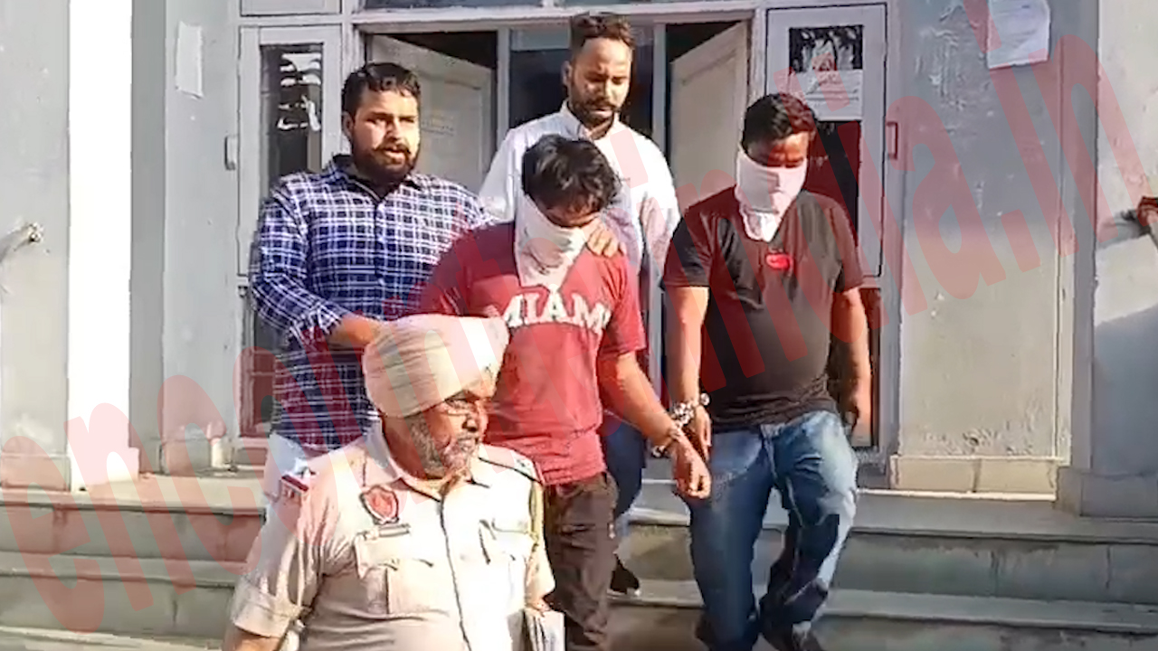 Punjab News: इंटेलिजेंस इंस्पेक्टर और साथी गिरफ्तार, 1 किलो हेरोइन बरामद, देखें वीडियो