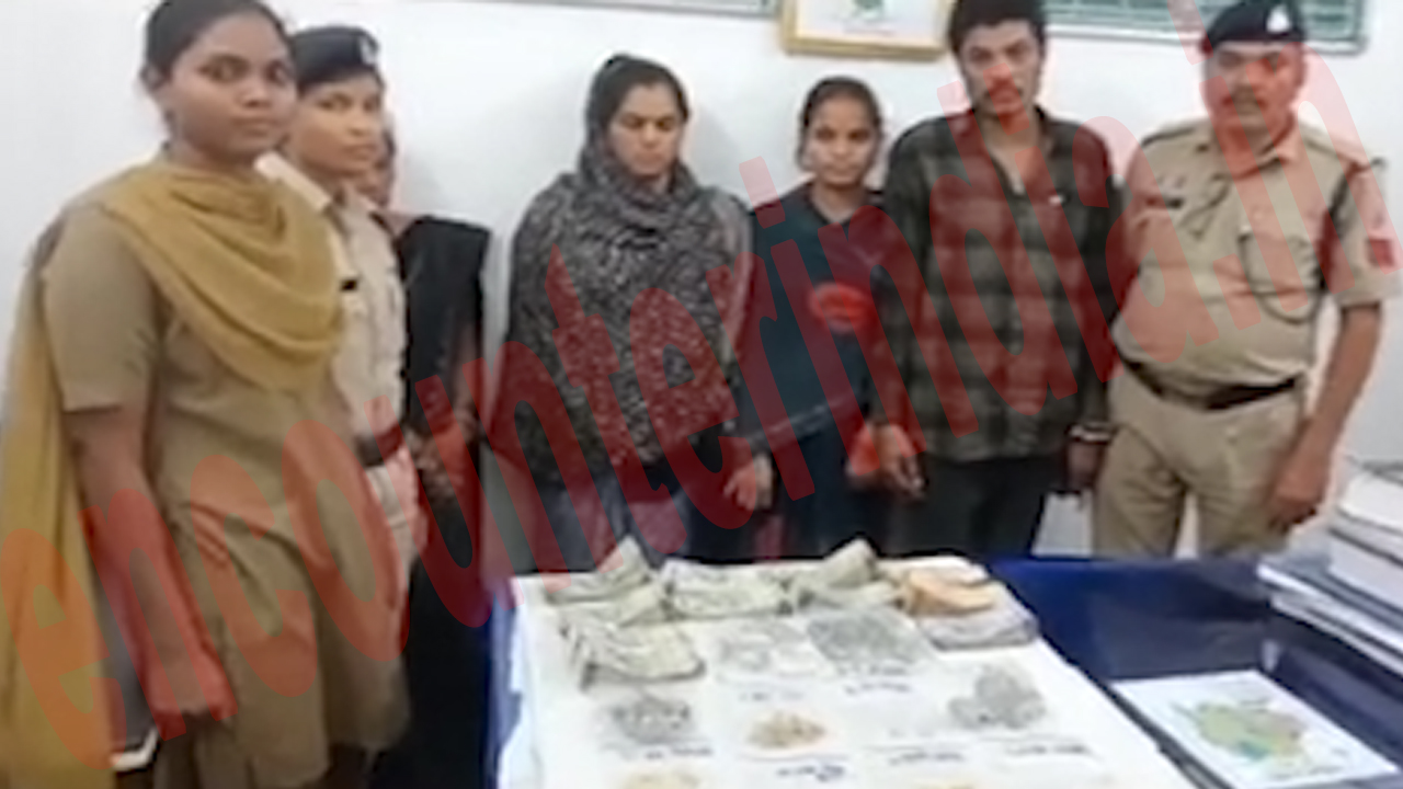 3 बहनों ने Jewellery Shop से उड़ाए 26 लाख के गहने, देखें वीडियो