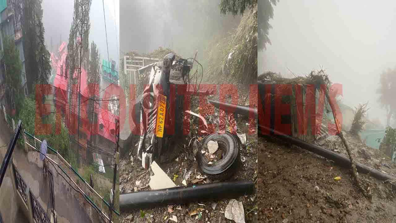 सुबह से हो रही बारिश से जनजीवन प्रभावित, वाहन बुरी तरह से हुआ क्षतिग्रस्त
