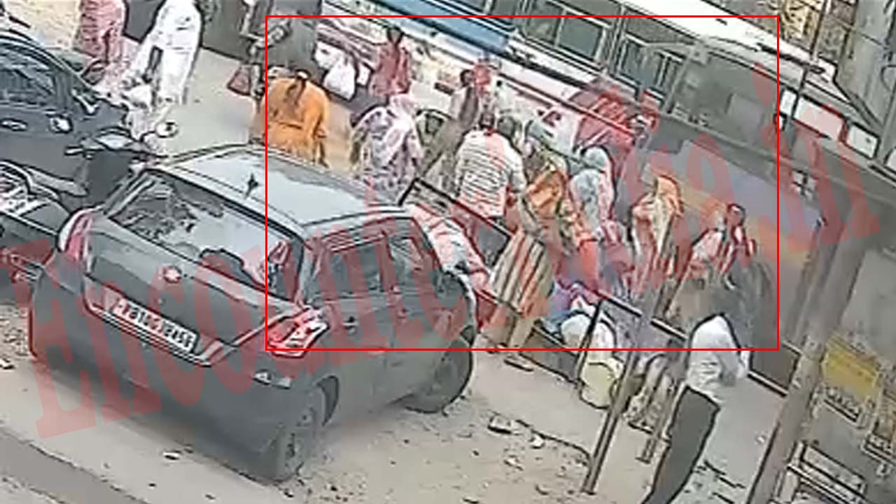 Punjab News: नौसरबाज महिलाओं का गैंग सक्रिय, बस में महिला की उतारी सोने की चूड़ियां, देखें वीडियो