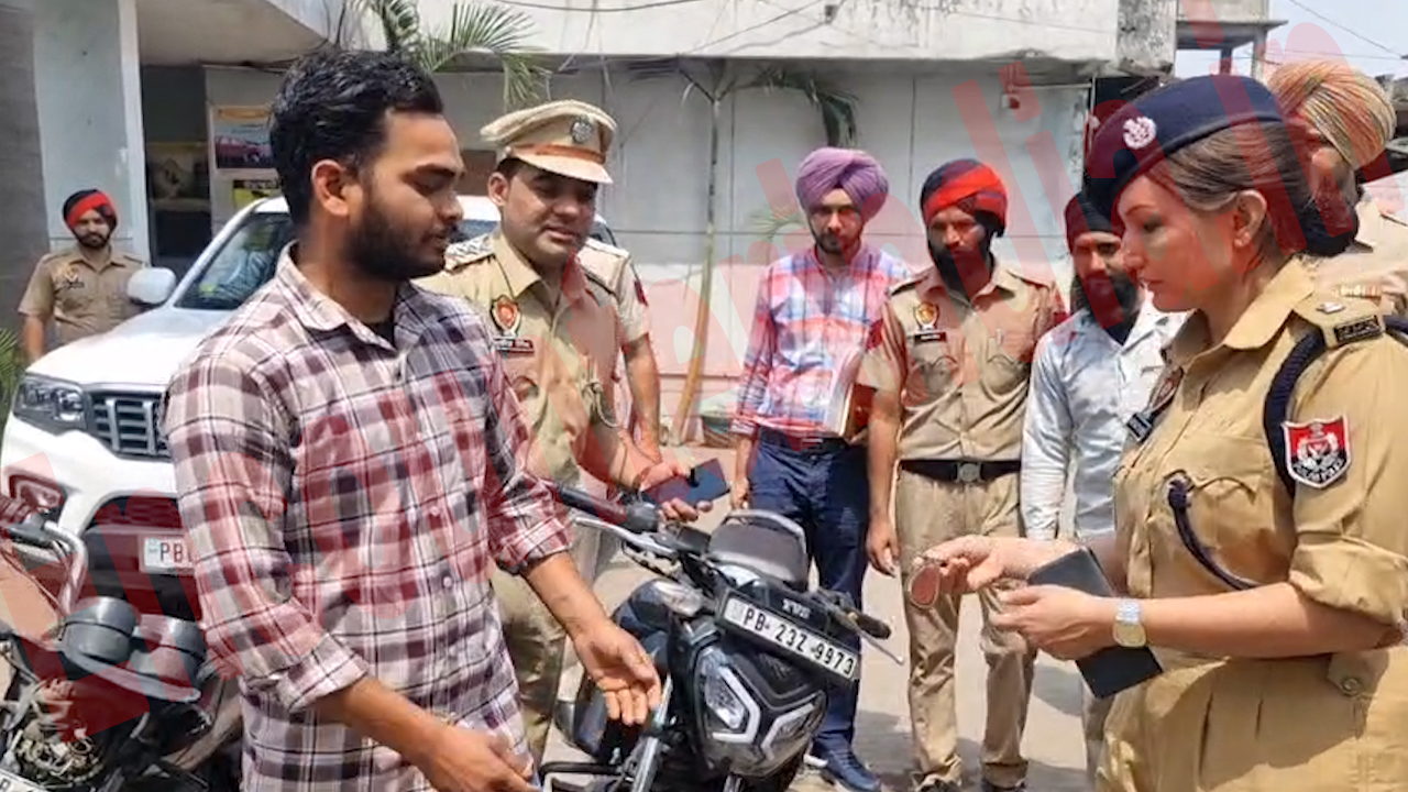 Punjab News: थानों में खड़े वाहनों की SP Harwant Kaur ने मालिकों को सौंपी चाबियां, देखें वीडियो
