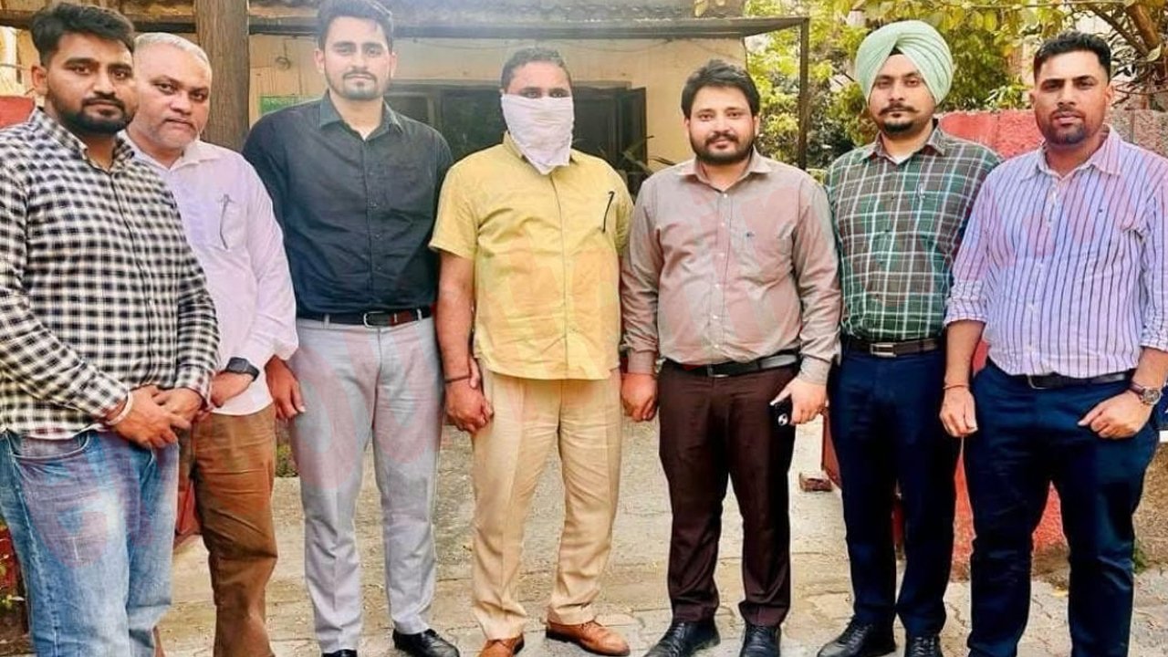 रंगे हाथों रिश्वत लेता ASI गिरफ्तार