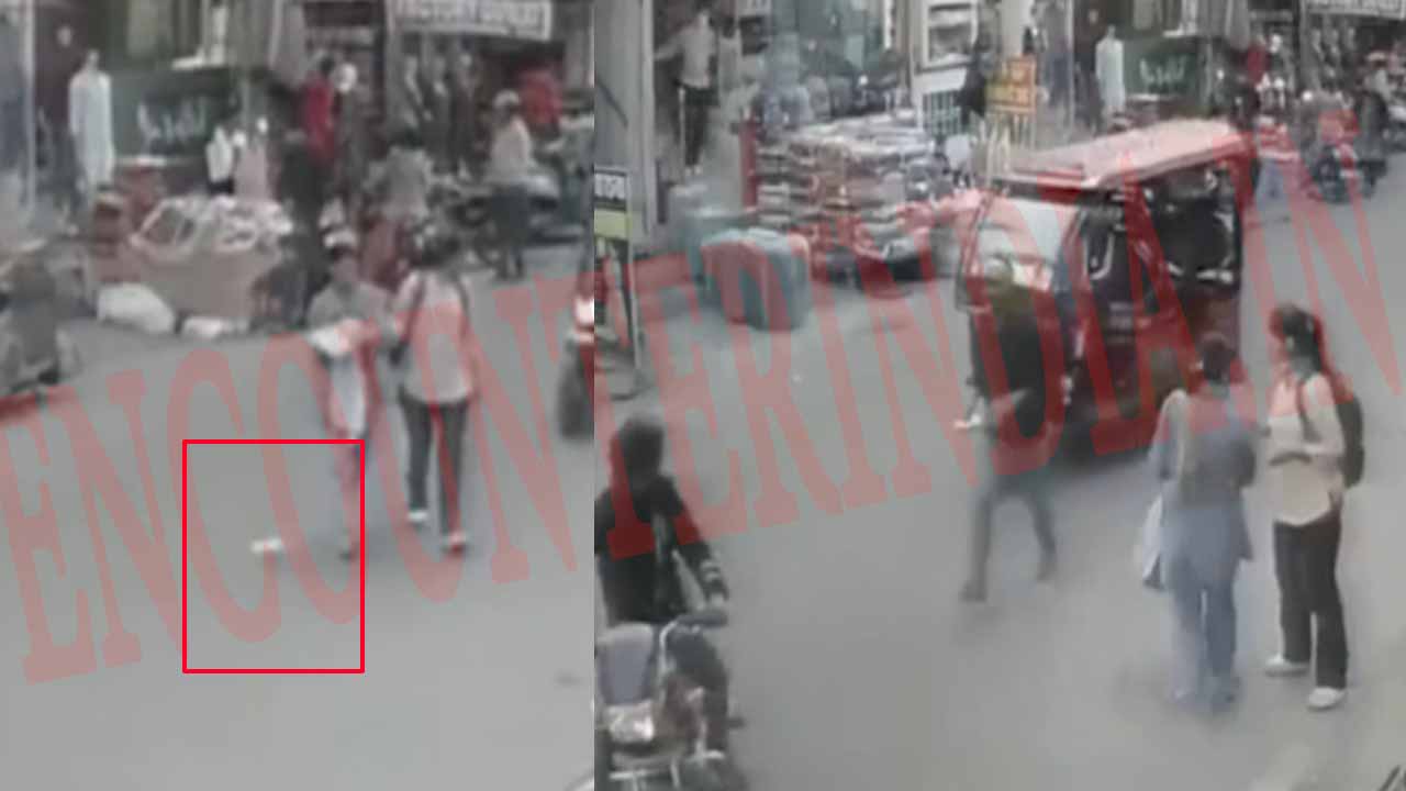 मां-बेटी के सड़क पर गिरे 50 हजार, फिल्मी अंदाज में बाइक सवार लेकर फरार, देखें CCTV