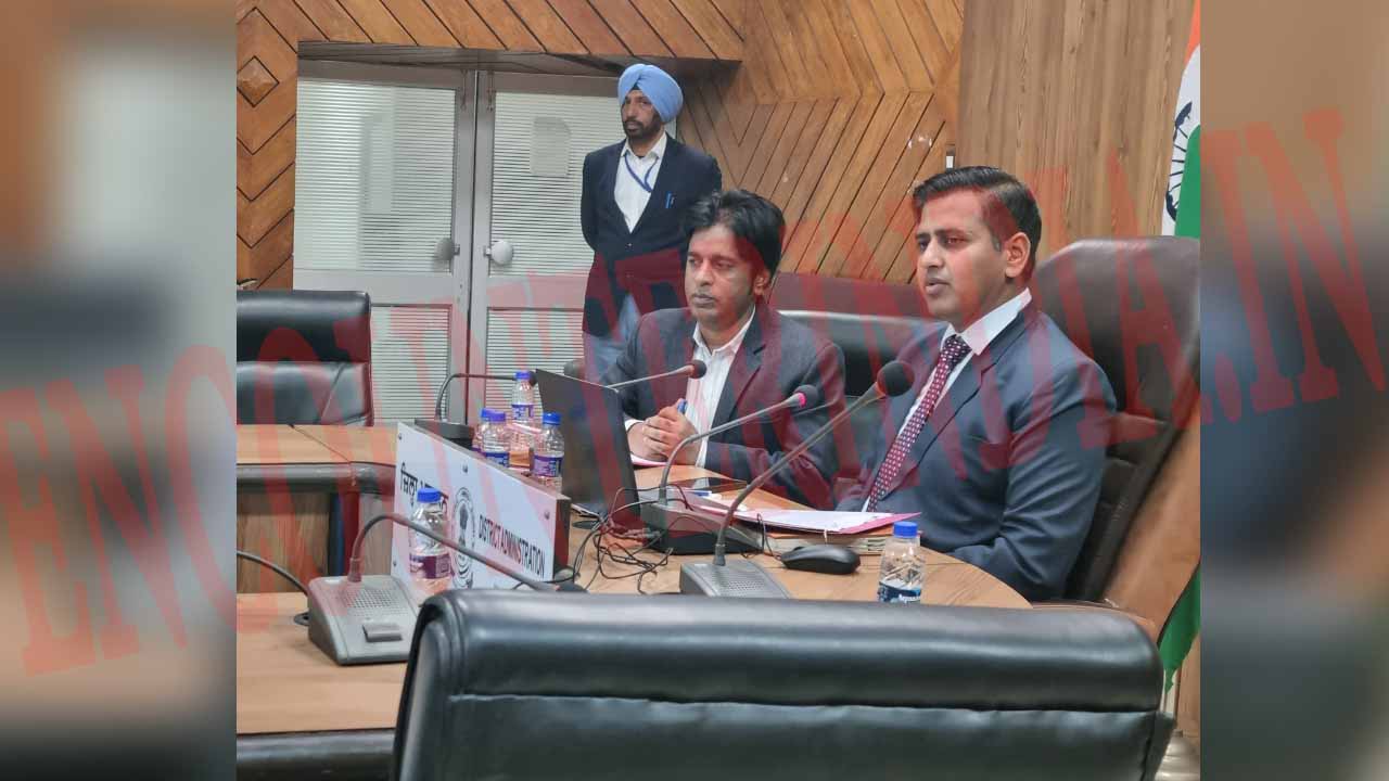 Jalandhar News: DC हिमांशु अग्रवाल ने आवारा पशुओं की रोकथाम को लेकर दिए आदेश, हेल्पलाइन नंबर जारी