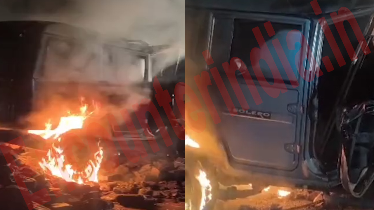 2 Bolero में भीषण टक्कर, गुस्साए लोगों ने वाहन को आग लगाकर किया रोड जाम, देखें Video
