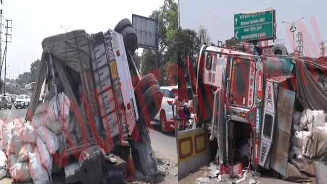 Punjab News: Flyover के Divider से टकराकर पलटा बूरा कट्टी से भरा ट्रक, देखें वीडियो