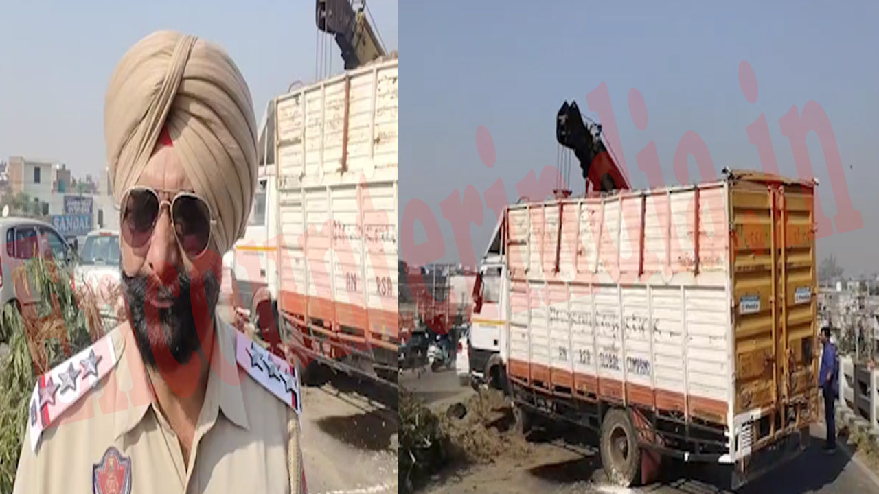 Jalandhar News: स्कूल बस की फेट लगने से पलटा ट्रक, लगा जाम, देखें वीडियो