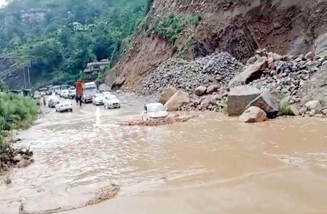 भारी बारिश के चलते 2 NH सहित 126 रोड बंद…