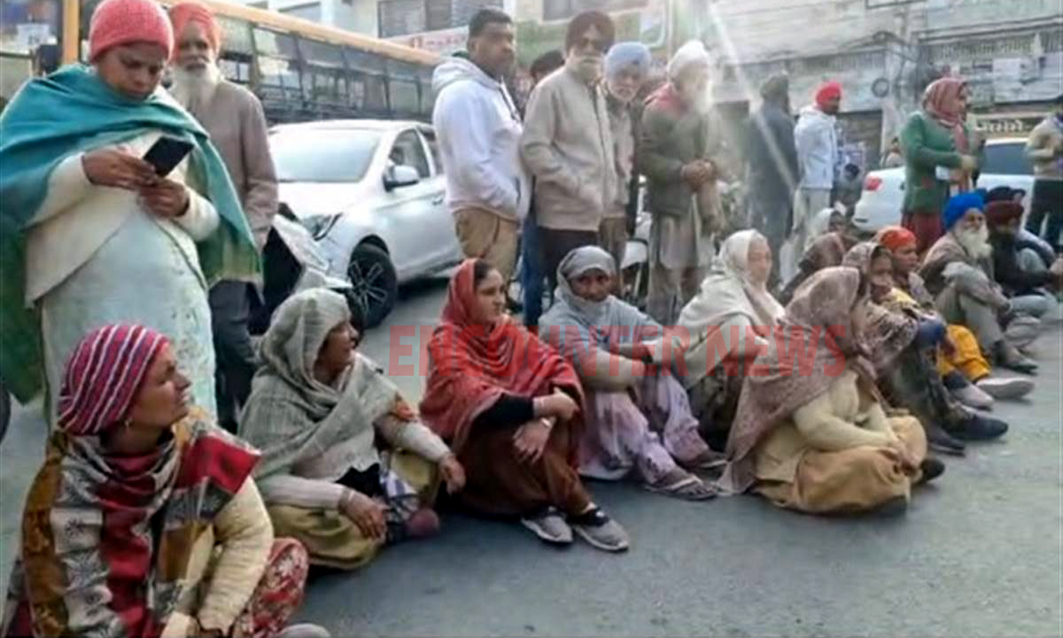 Punjab News: शादी समारोह में गए व्यक्ति की मौत पर परिवार ने थाने के आगे शव रखकर लगाया धरना