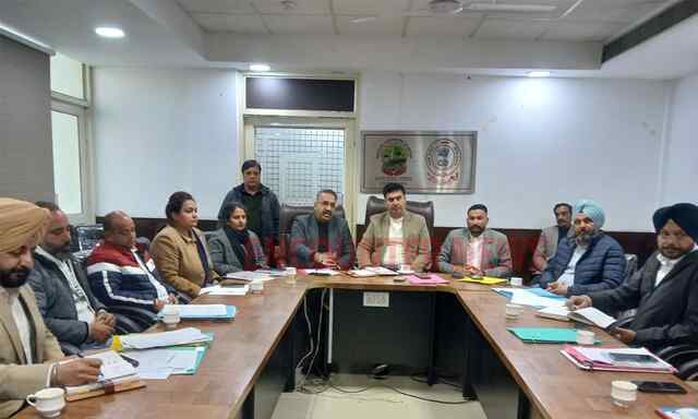 Jalandhar News: Mayor Vaneet Dhir के तीखे तेवर, अवैध बिल्डिंगों तथा कालोनियों पर MTP, ATP को जमकर लगाई फटकार