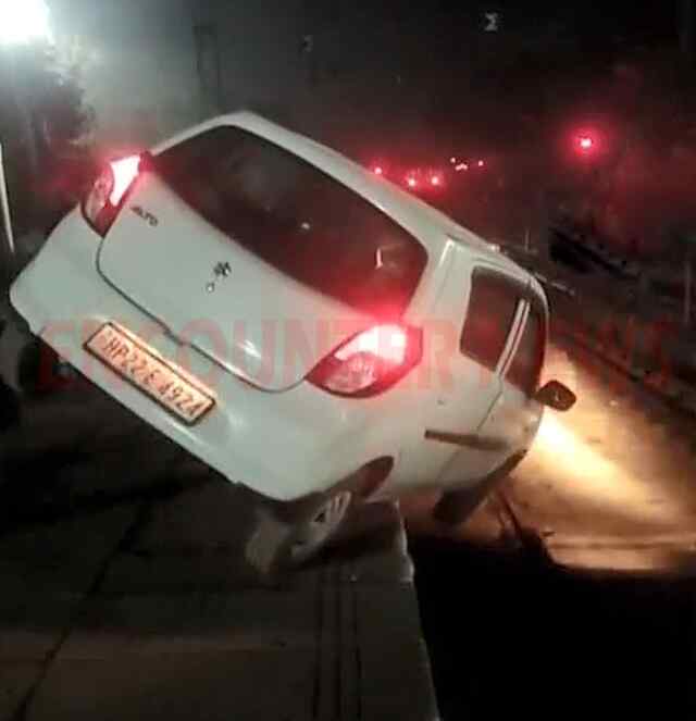 रेलवे प्लेटफार्म और ट्रैक में फंसी कार, टला हादसा