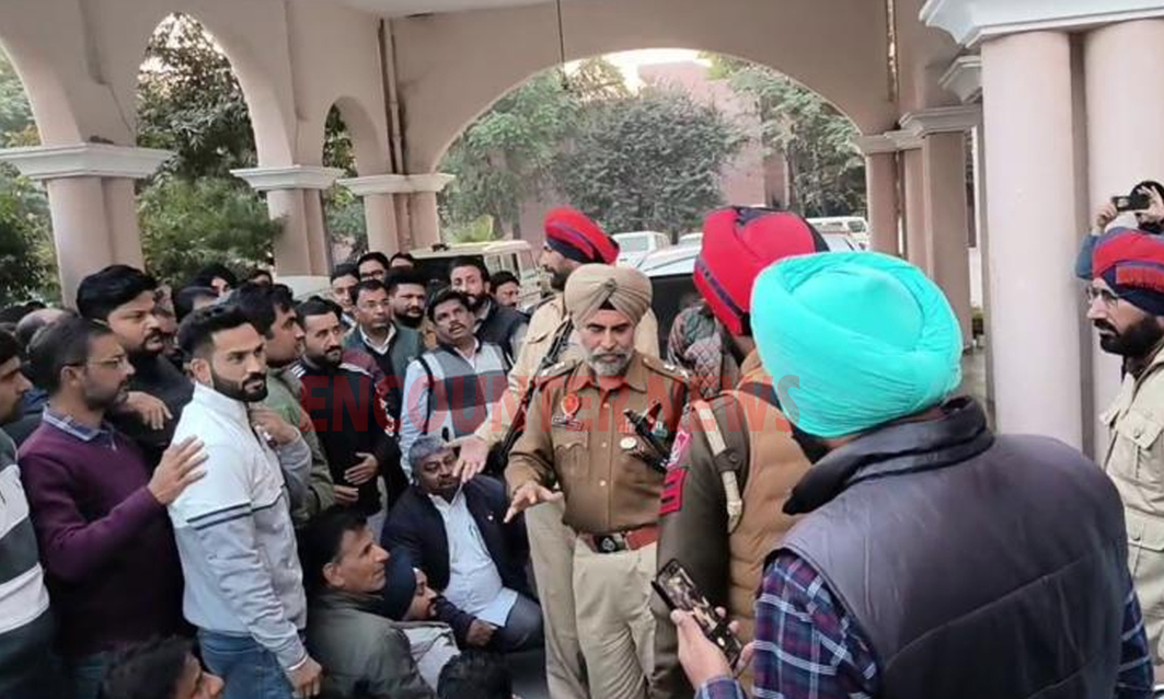Punjab News: BLO कर्मियों ने घेरी SSP Gurmeet Singh की गाड़ी
