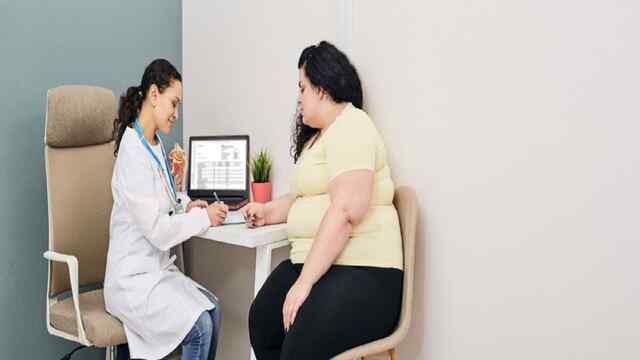 Office में इस वजह से बैठ-बैठकर मोटे होते जा रहे हैं लोग, Health Expert ने किया यह काम