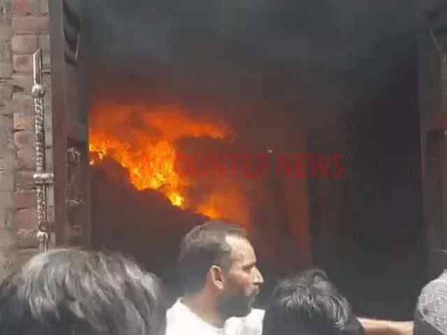 Punjab News: पंजाबी बाग में वूलन वेस्ट गोदाम में लगी आग, चपेट में आए कुछ घर, देखें वीडियो