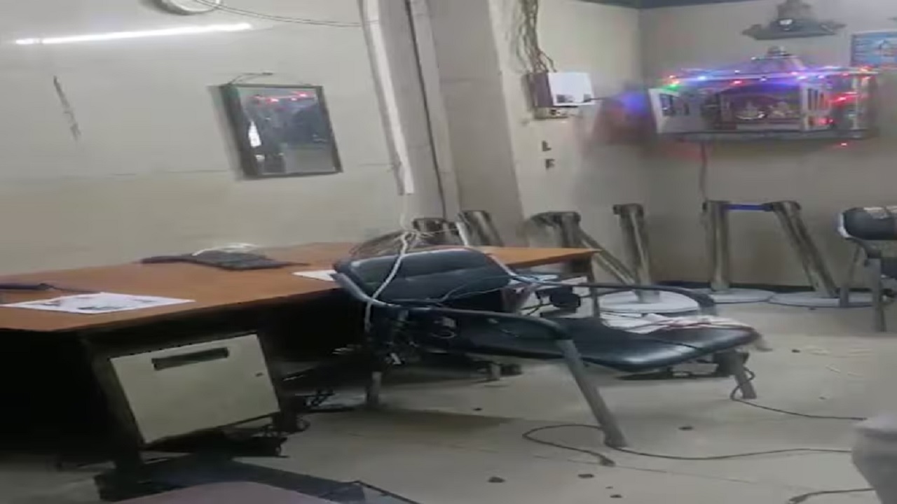 बिना टिकट यात्रा कर रहे व्यक्ति ने स्टेशन में की तोड़फोड़, रेलवे कर्मी घायल