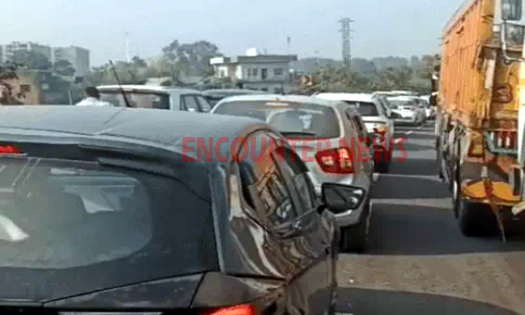 Jalandhar News: Flyover पर सरिये से भरा पलटा ट्रक, लगा लंबा जाम देखें वीडियो