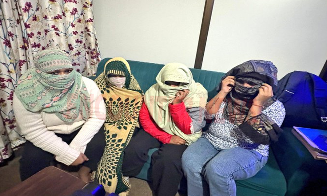 देह व्यापार मामले में स्पा सेंटर और फ्लैट में पुलिस की रेड, 9 महिलाओं सहित 13 काबू