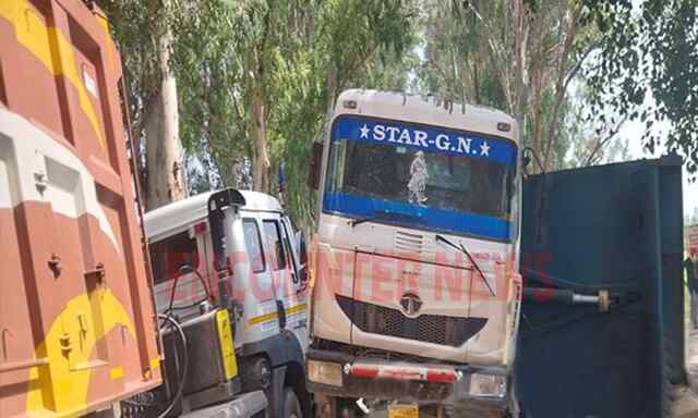 Punjab News: तेज रफ़्तार बजरी से भरा ओवरलोड टिपर पलटा, चालक पर लगे आरोप
