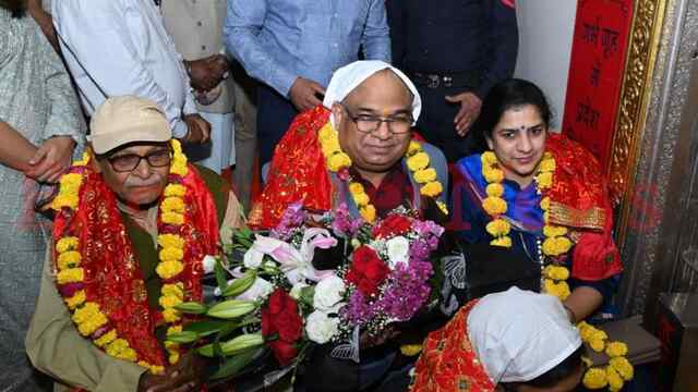 हरियाणा के DGP ने माता-मनसा देवी मंदिर में टेका माथा, देखें वीडियो