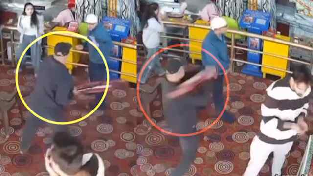 मंदिर के अंदर व्यक्ति की Bat से की गई मारपीट, देखें वीडियो