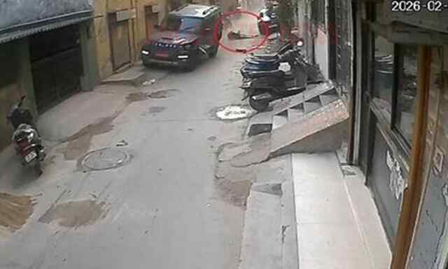 तेज रफ्तार Scorpio का कहर, स्कूल जा रही छात्रा को मारी टक्कर, चालक फरार, देखें CCTV
