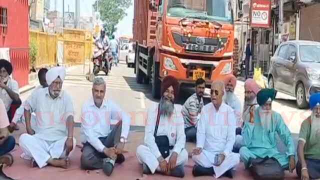 Punjab-Himachal बॉर्डर पर एंट्री टैक्स को लेकर किया प्रदर्शन, लगा लंबा जाम, देखें वीडियो