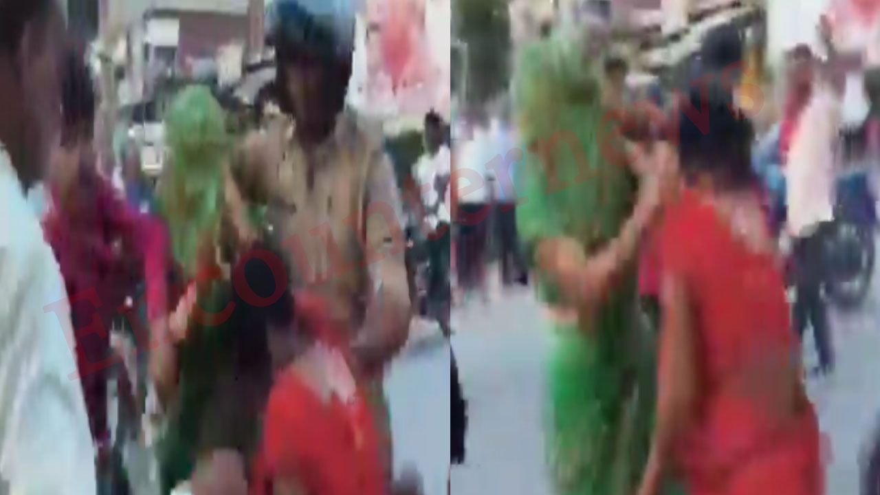 सड़क पर हाईवोल्टेज ड्रामाः बहू-सास में हाथापाई, एक सैकेंड में जड़े 3 थप्पड़, वीडियो वायरल