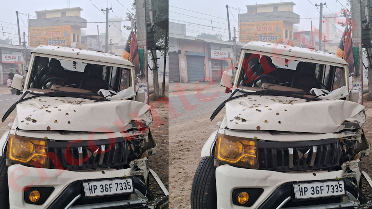 Punjab News: बिजली के पोल से टकराई बोलैरो गाड़ी, टूटे शीशे, देखें वीडियो