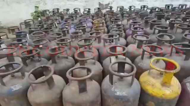 LPG Gas मामले में गोदाम पर Police की Raid, 610 अवैध सिलेंडर बरामद, देखें वीडियो