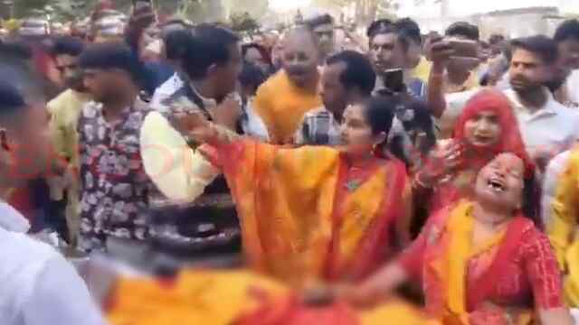 कलश यात्रा के दौरान मची भगदड़ में महिला की मौत, 7 घायल, देखें वीडियो