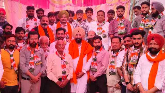 Punjab News: पूर्व MLA Parminder Pinky की अगुवाई में कई परिवार कांग्रेस में शामिल, देखें वीडियो