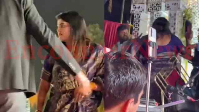 Stage पर भड़की Singer ने भरे मंच पर Anchor को मारी चप्पल, देखें वीडियो