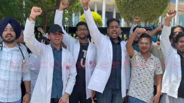 Punjab News: सड़कों पर उतरे ज्ञान सागर मेडिकल कॉलेज के छात्र, प्रदर्शन करके दी चेतावनी, देखें वीडियो