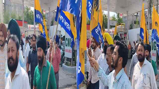 Punjab News: पेट्रोल-डीजल के बढ़ते दामों पर आप पार्टी का केंद्र के खिलाफ प्रदर्शन, देखें वीडियो