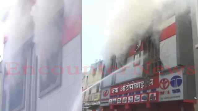 Jaya Automobile में लगी भीषण आग, दीवार तोड़कर काबू पाने में जुटा दमकल विभाग, देखें वीडियो