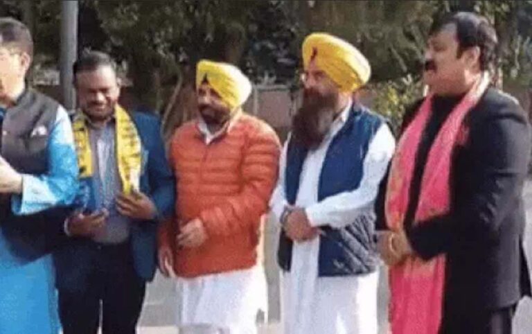 Punjab News : चुनावी सरगर्मियों के बीच पूर्व कांग्रेस पार्षद ने छोड़ी पार्टी, AAP में हुए शामिल