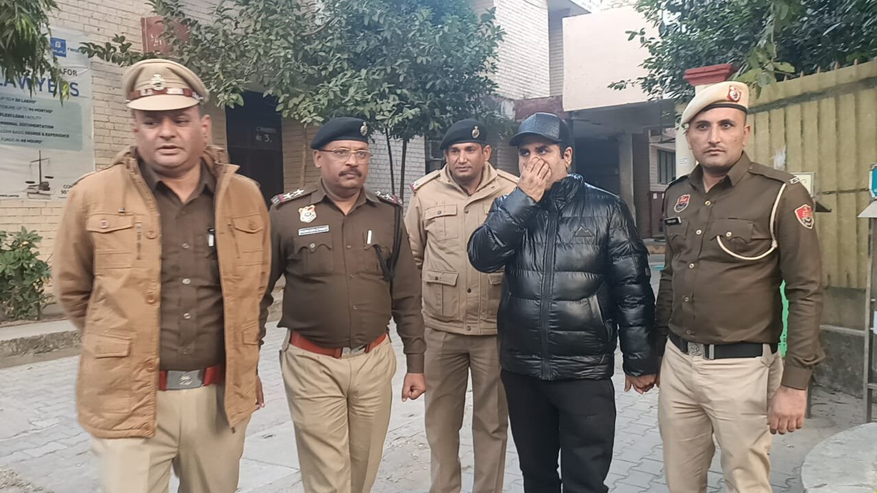 नकली सोने को असली बताकर लोन दिलवाने वाला वांटेड इस एयरपोर्ट से गिरफ्तार, देखें वीडियो