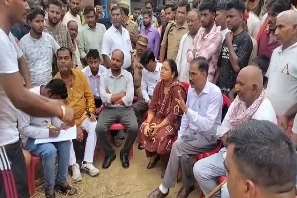 करंट से युवक की मौत पर आक्रोश, मुआवजे की मांग पर अड़ा परिवार