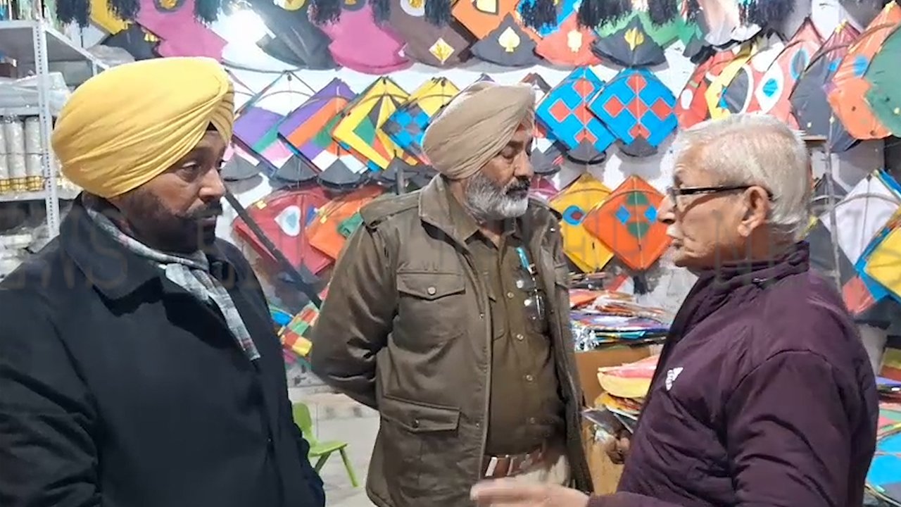 Punjab News : पतंग बेचने वाले ने Social Media पर डाली वीडियो, मौके पर पहुंची पुलिस से नोंकझोक, देखें वीडियो