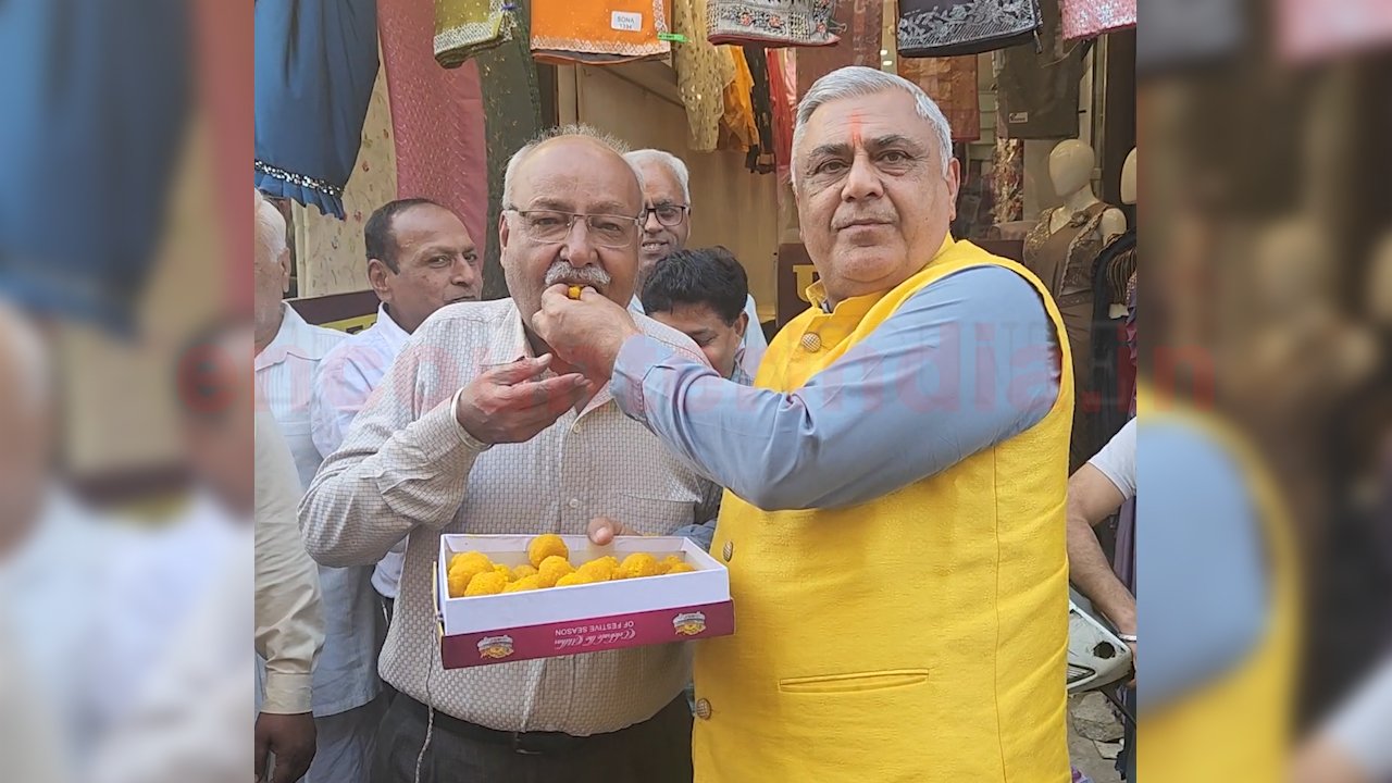 Punjab News: बॉर्डर खुलने पर व्यापारियों में खुशी की लहर, बांटे लड्डू, देखें वीडियो